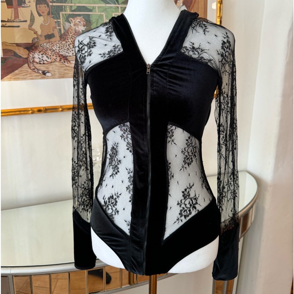 NASTY GAL SHOW & TELL LACE BODYSUIT. SIZE S